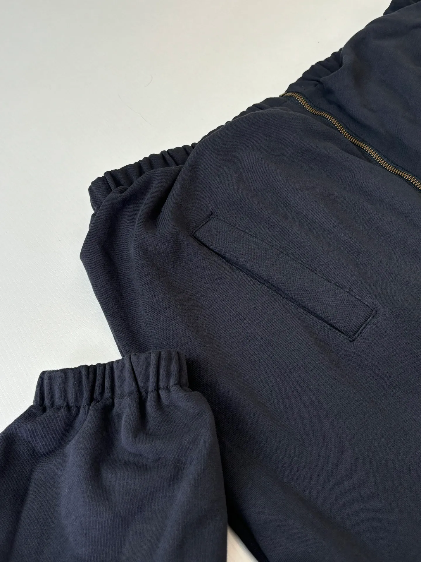 Balenciag*/ Black White ， Retro ； Navy Blue ， Retro ， 。 ： Navy Blue / ， ， ， Retro ， Breathable ； ， ， 。 Size：S/M/L